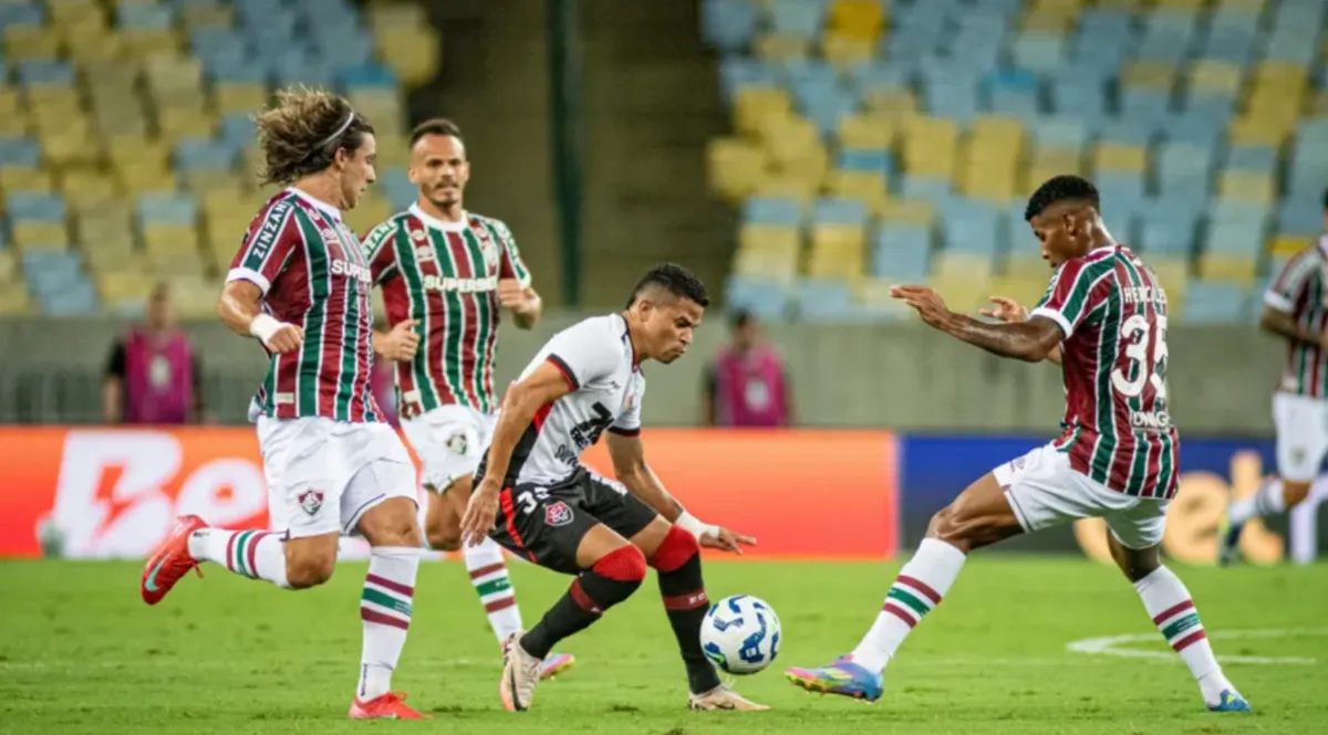 O Vitória enfrenta um confronto decisivo contra o Fluminense no Barradão. O Leão defende um tabu de seis anos contra o adversário em um jogo crucial para a permanência na Série A.