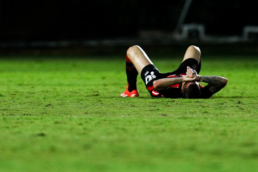 Com apenas 22 pontos em 24 jogos, o Vitória repete o histórico de equipes que foram rebaixadas nos últimos anos. Saiba como o time enfrenta a matemática da queda e por que a permanência na Série A seria um novo feito heroico para o clube baiano