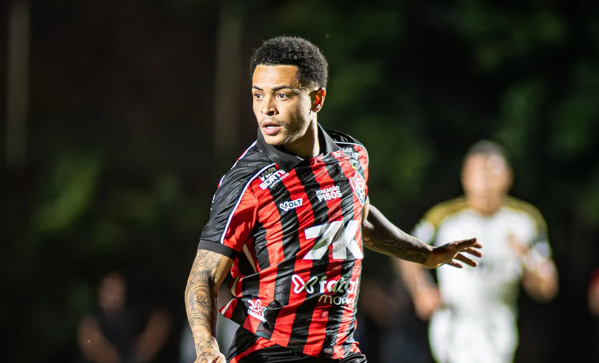 Matheuzinho em campo pelo Vitória