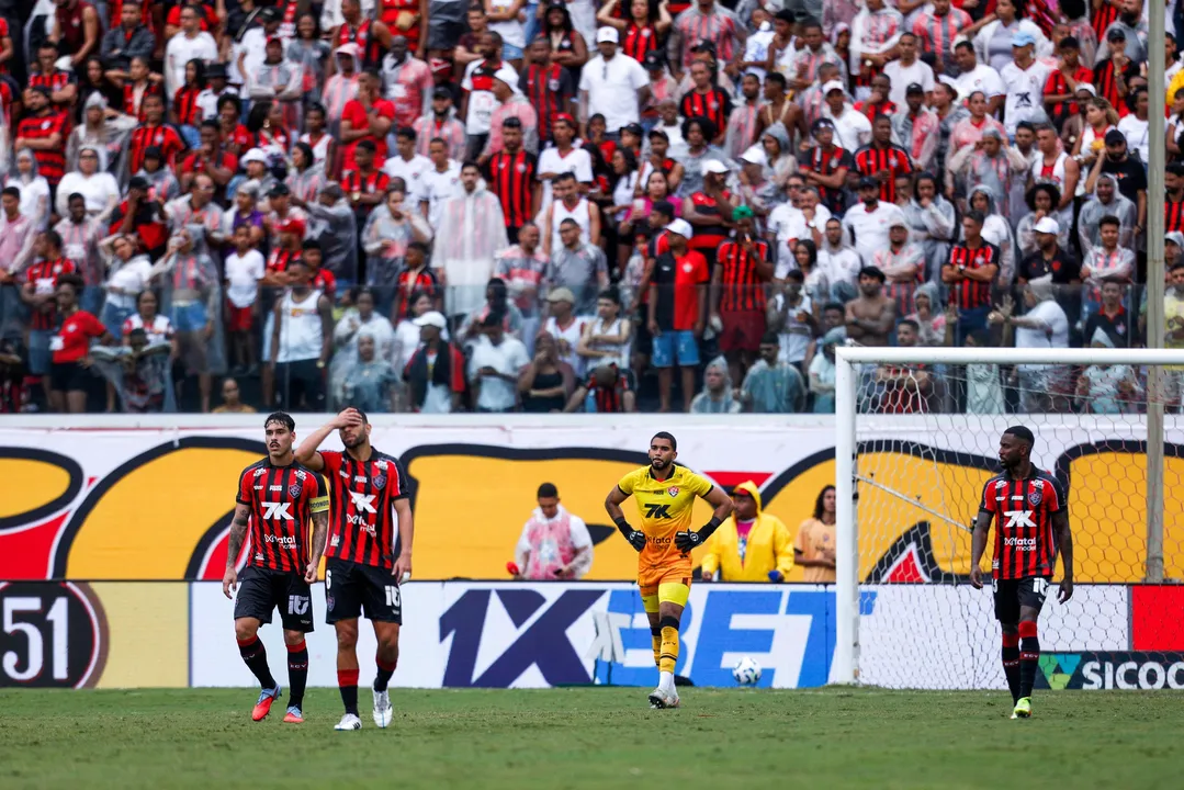 O Vitória perdeu para o Fluminense por 1 a 0 e continua na zona de rebaixamento do Brasileirão. Dudu foi expulso e Hércules marcou o gol da vitória.