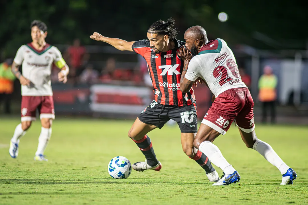 Fabri em disputa de bola com Manoel, zagueiro do Fluminense