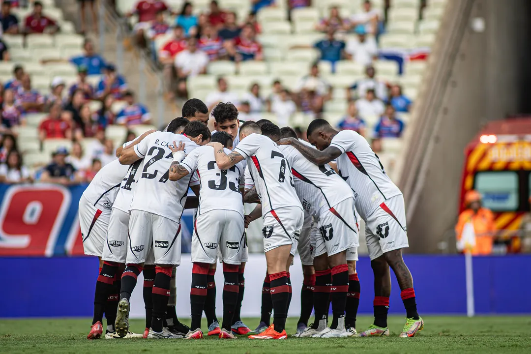 O Vitória se encontra novamente em uma situação crítica no Campeonato Brasileiro, lutando contra o rebaixamento. A campanha do clube repete o drama de 2024, mas com um cenário ainda mais preocupante.