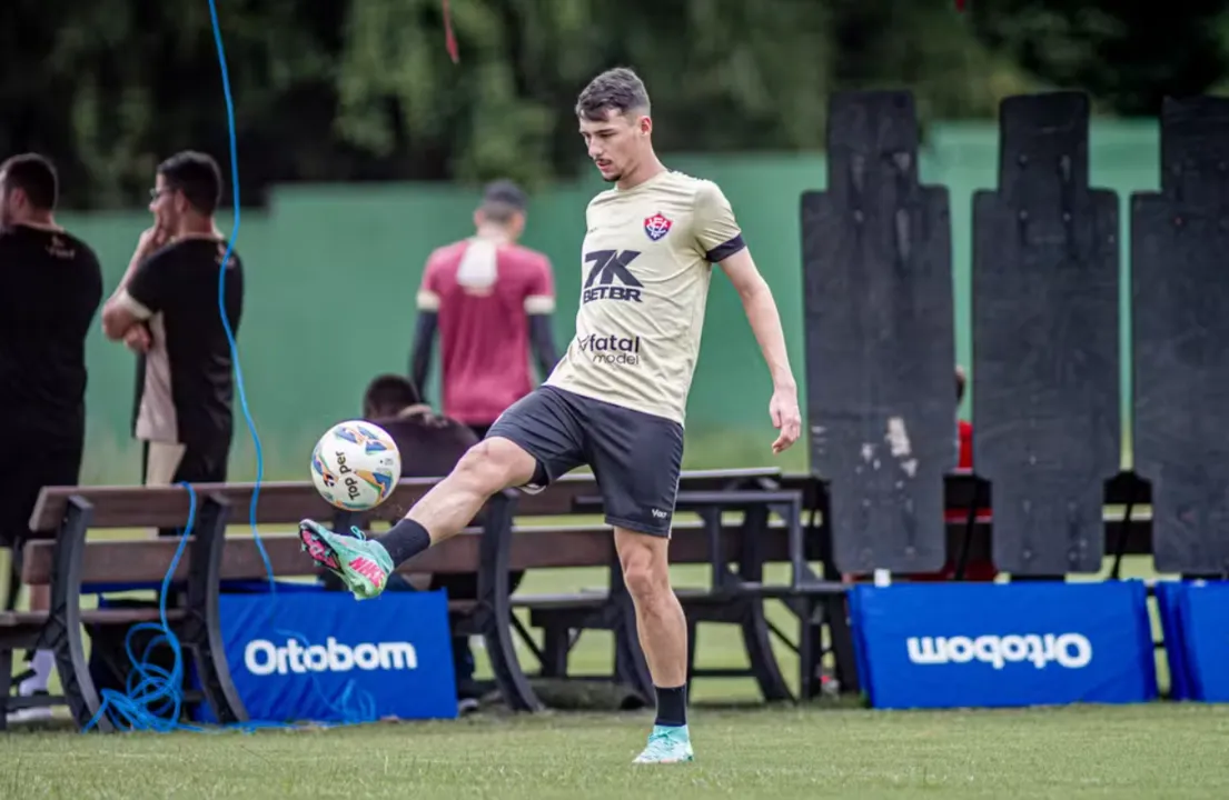 O Vitória divulgou a lista de 23 jogadores relacionados para o jogo contra o Fluminense. Saiba quem retorna, os desfalques e a estratégia de Rodrigo Chagas.