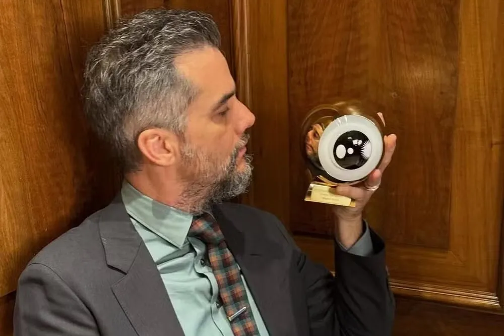 Kleber Mendonça Filho compartilhou uma foto de Wagner Moura exibindo o troféu