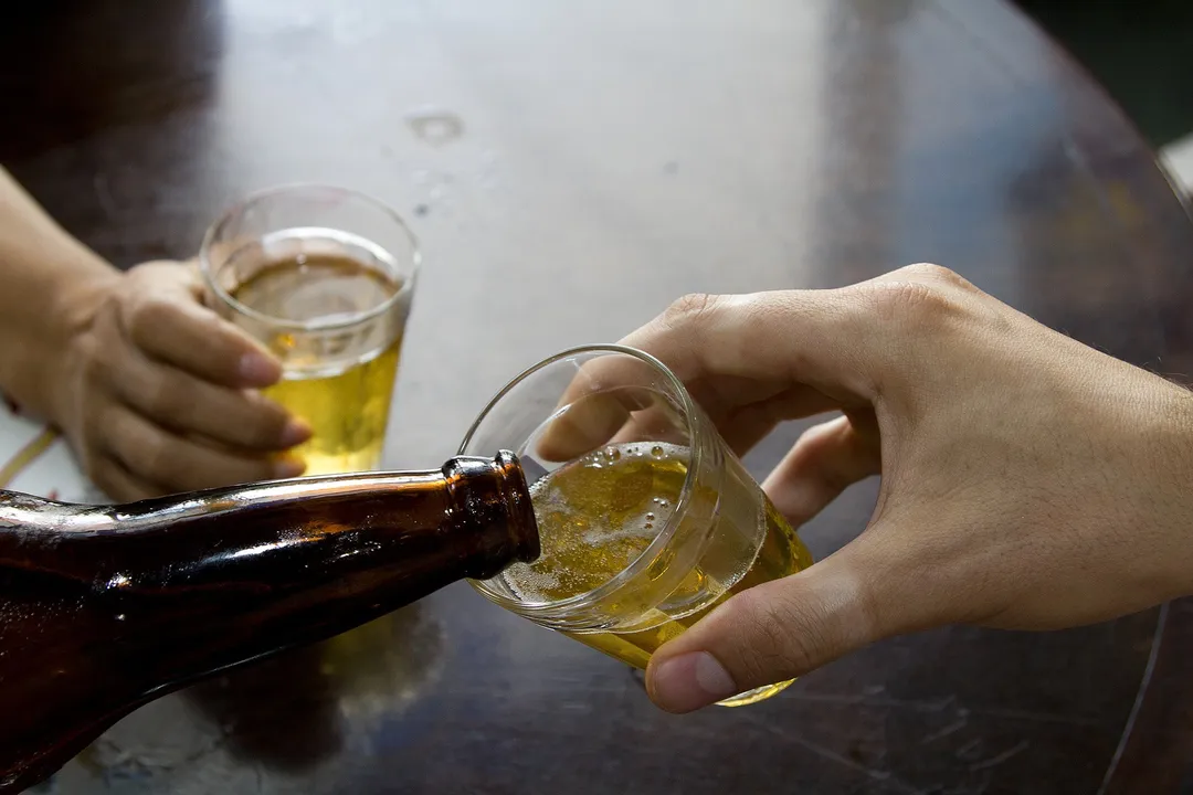 Cerveja sendo colocada em copo