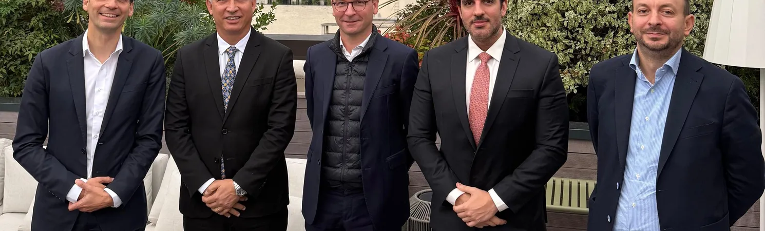 Henrique Carballal (2º da esq. para dir.) participa de agenda em Paris