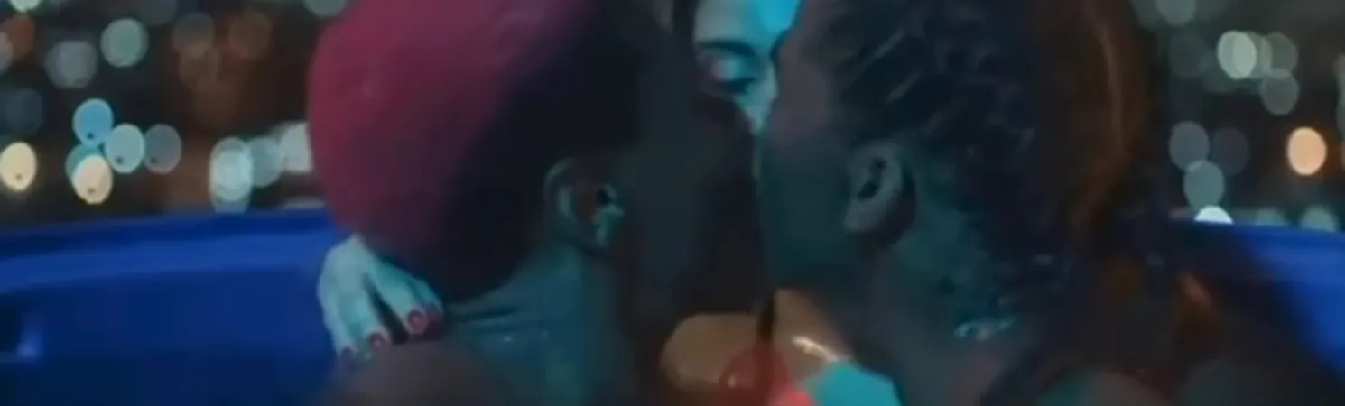 Uma das cenas que chocaram os pais foi essa em que dois homens e uma mulher se beijam