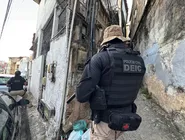 A mulher foi atingida pelo fogo e deixou o local rapidamente, enquanto clientes, em meio à correria, também sofreram queimaduras