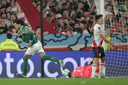 Palmeiras venceu o River Plate por 2 a 1 fora de casa e garante a vantagem do empate para o jogo de volta das quartas de final da Libertadores.