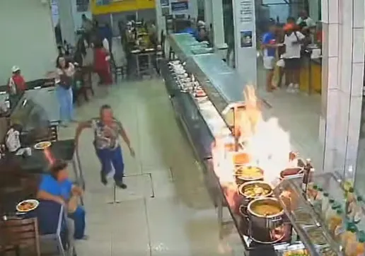 A mulher foi atingida pelo fogo e deixou o local rapidamente, enquanto clientes, em meio à correria, também sofreram queimaduras