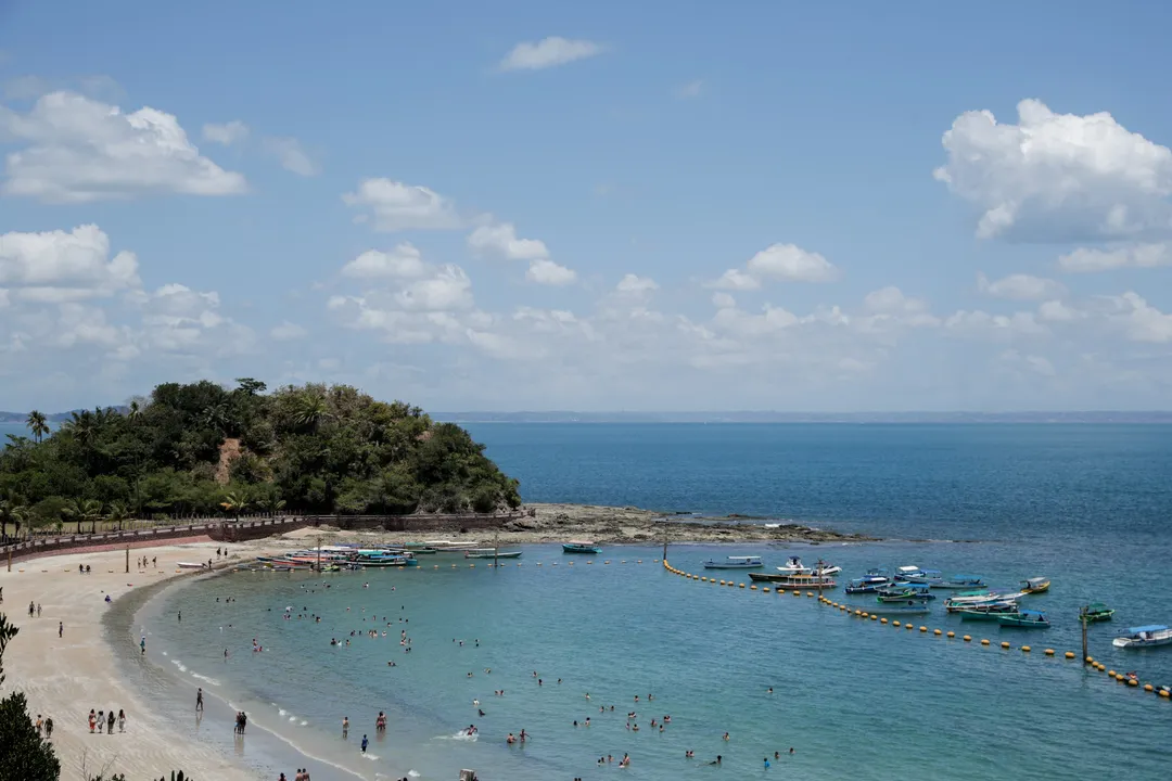Praia da Ponta de Nossa Senhora de Guadalupe, localizada na parte norte da Ilha dos Frades