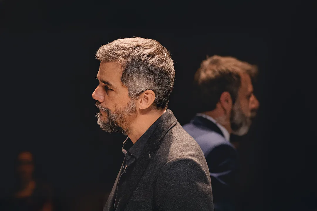 Salvador recebe Wagner Moura em peça que questiona a verdade e a opinião pública