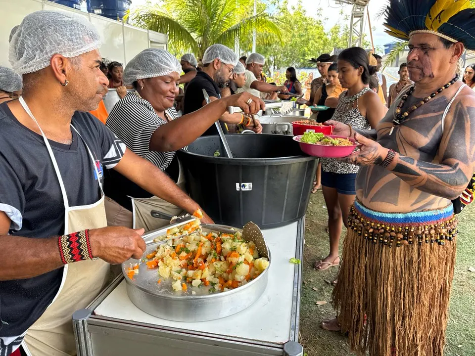 Cozinha do Bahia Sem Fome garante três refeições diárias para indígenas durante o Acampamento Terra Livre