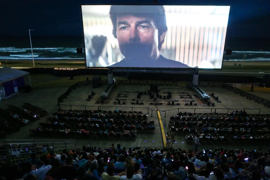 As cenas de perseguição e acrobacias de Tom Cruise em uma tela de 325 m² é uma experiência que transcende o comum