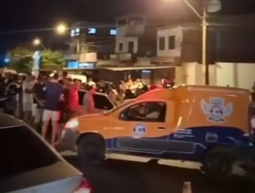 Uma terceira pessoa ficou presa nas ferragens do carro