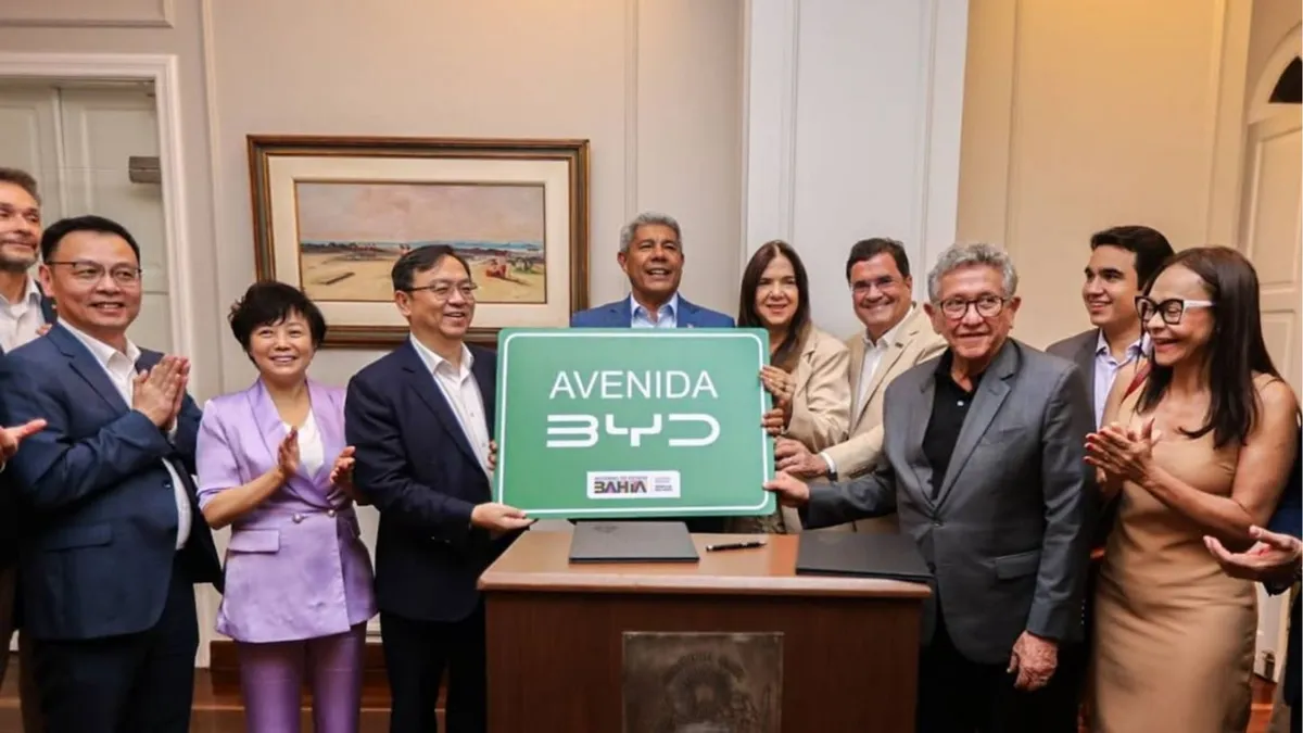 Governador Jerônimo ao lado da comitiva baiana e os CEOs da BYD, no Palácio de Ondina