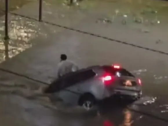 Imagem ilustrativa da imagem Água engole carro de enfermeiro no interior da Bahia; assista