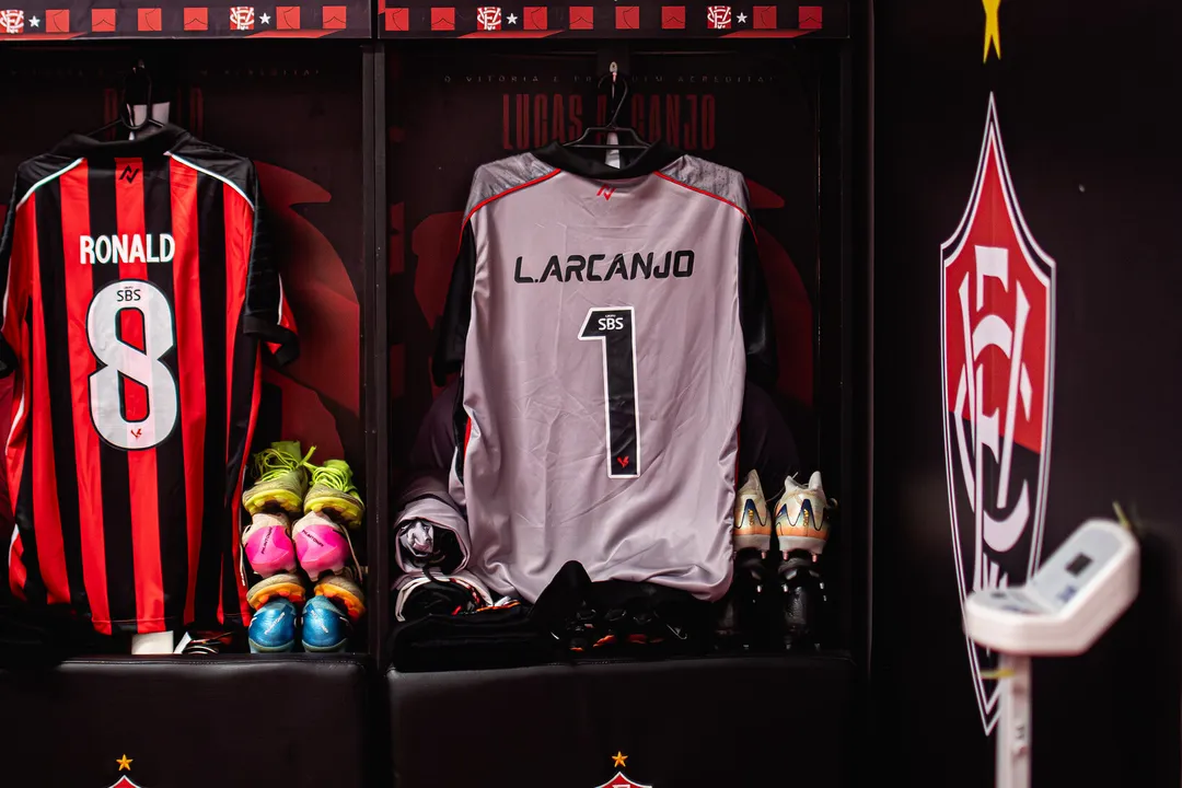 Camisas de Ronald e Lucas Arcanjo no vestiário