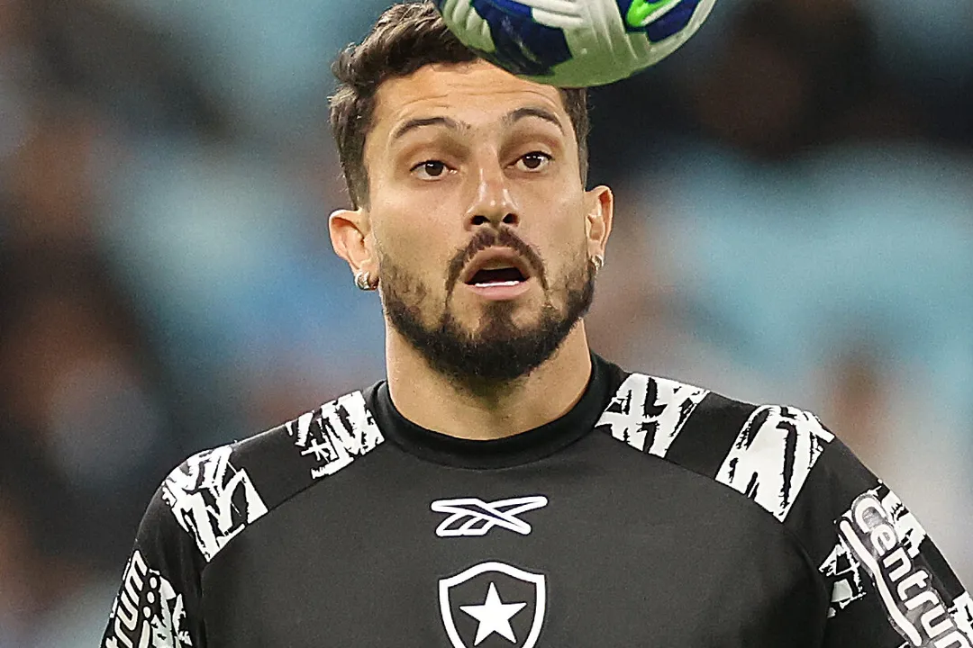 Com sete desfalques confirmados, a dúvida sobre Alex Telles aumenta a dor de cabeça do Botafogo para o confronto direto contra o Bahia.
