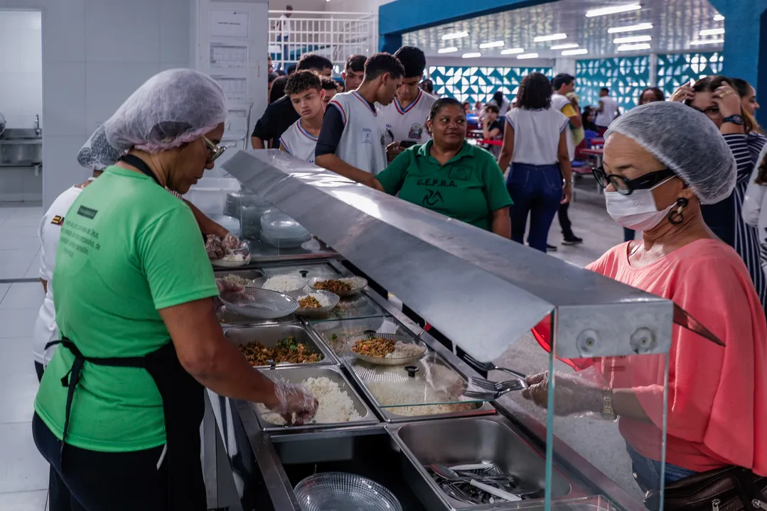 Distribuição de merenda no Colégio Estadual Rômulo Almeida