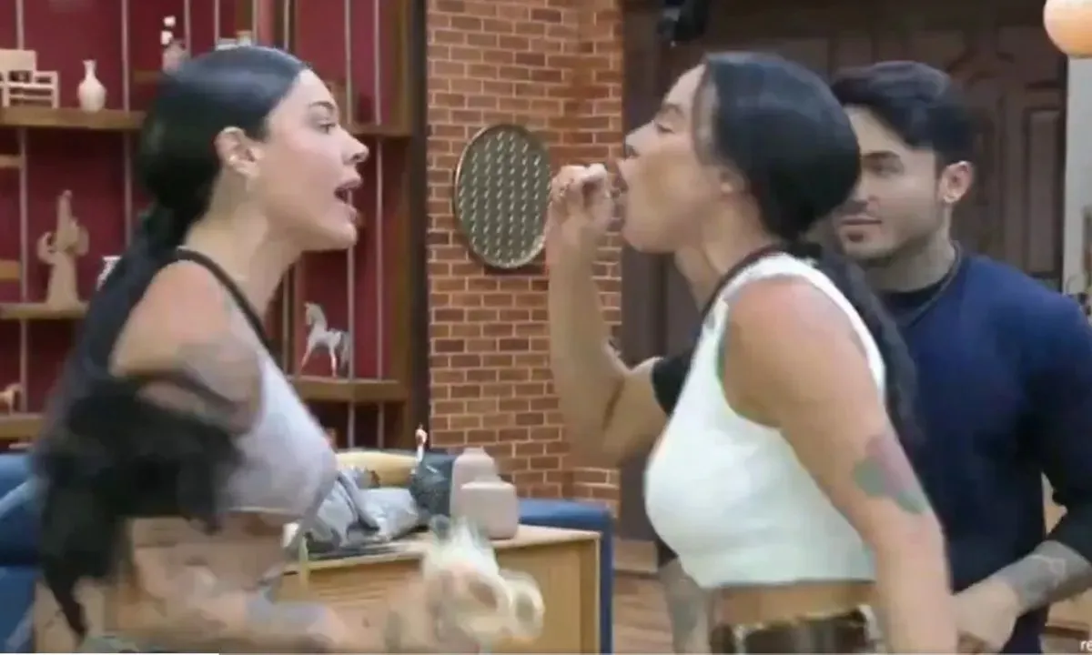 Rayane Figliuzzi sendo confrontada por Tamires Assis em ‘Fazenda 17’