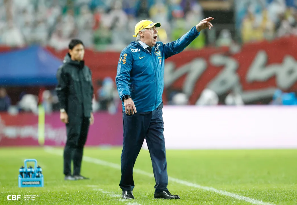 Ancelotti, técnico do Brasil, revela em Tóquio os detalhes do plano até a Copa. Testes, data-limite em março e confiança em Neymar são pontos-chave na preparação.