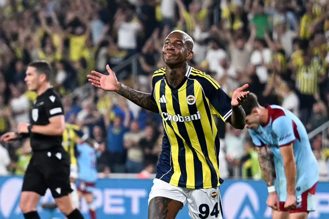 Anderson Talisca em ação pelo Fenerbahçe