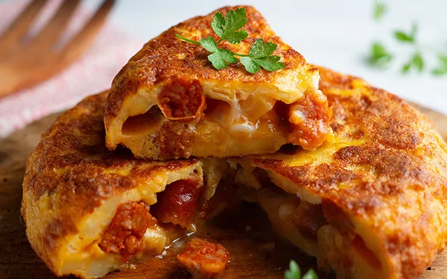Fritada rústica de ovos com batata e cebola caramelizada