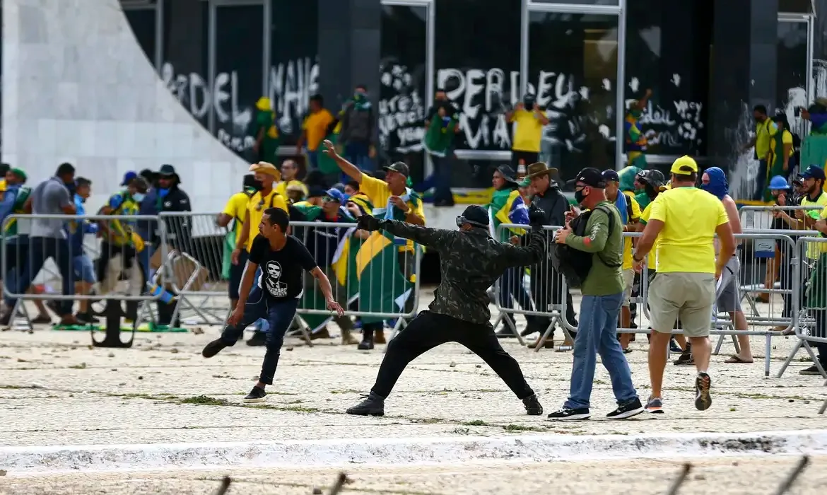 Réus teriam espalhado notícias falsas sobre a confiabilidade das urnas eletrônicas e são acusados de atacar instituições e autoridades