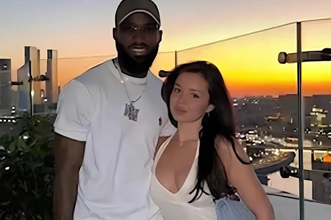 Nikki Seey e jogador Moumi Ngamaleu