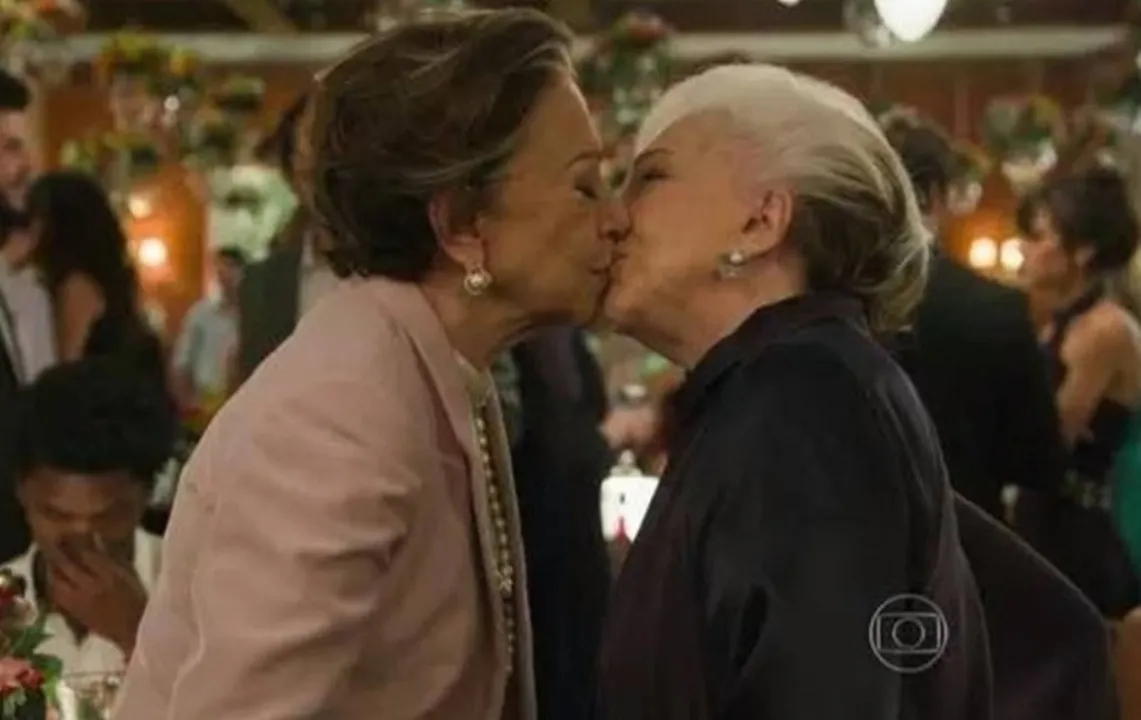 Beijo das personagens de Fernanda Montenegro e Nathália Timberg em 'Babilônia', de 2015