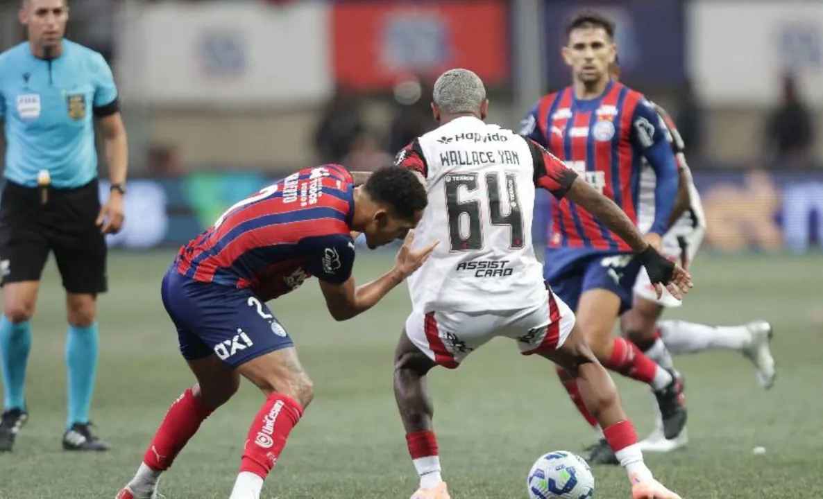 Wallace Yan e Gilberto em campo na Arena Fonte Nova