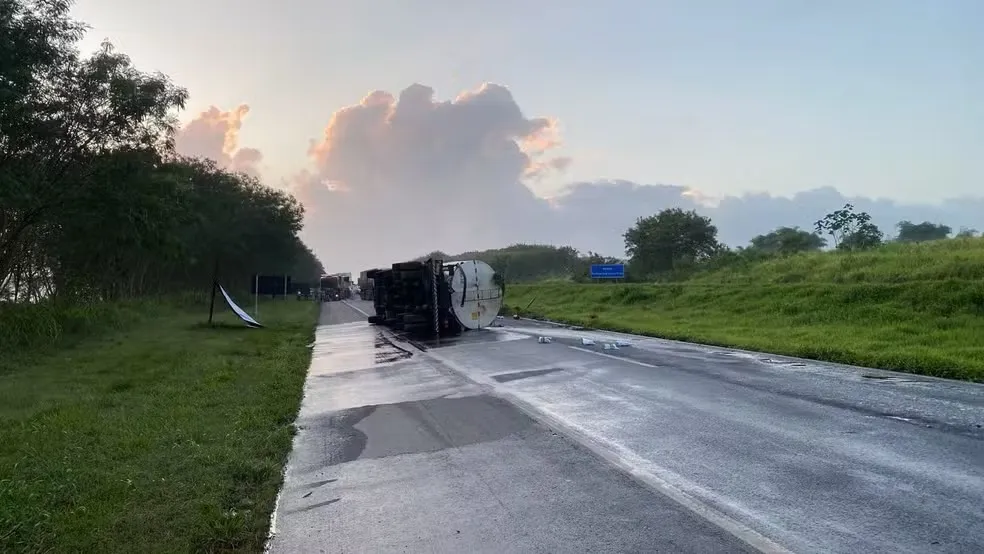 Os dois sentidos da rodovia continuam com congestionamentos