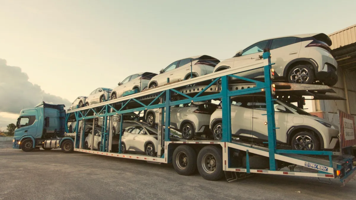 Um total de 363 veículos fabricados na cidade baiana deixaram as instalações no decorrer de outubro