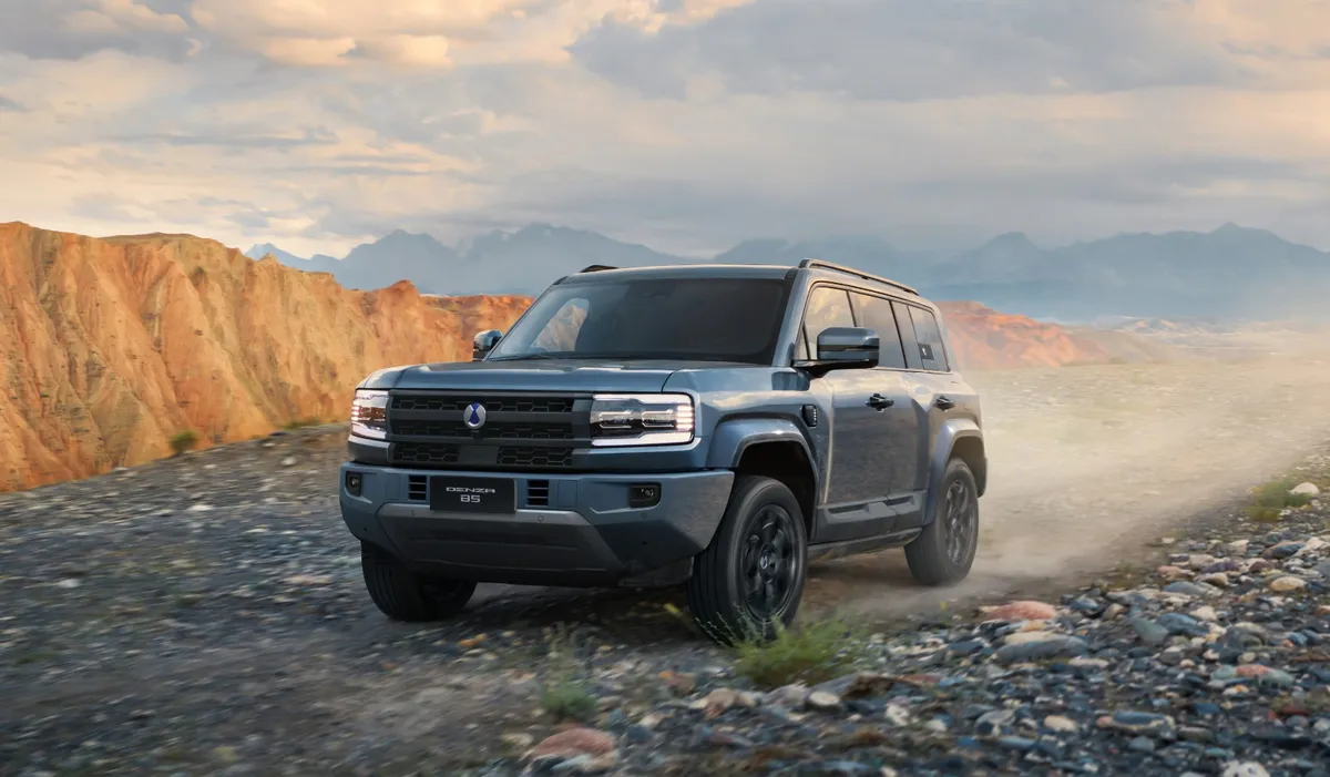 Criada originalmente em 2010 como uma joint-venture entre BYD e Mercedes-Benz, a Denza carrega em seu DNA mais de uma década de expertise alemã em design e engenharia premium