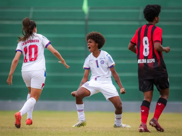 O clássico Ba-Vi promete emoção na final do Campeonato Baiano Feminino 2025. O primeiro jogo será no Barradão, e a grande decisão terá mando do Bahia, que busca o hexacampeonato com 100% de aproveitamento e 85 gols marcados.