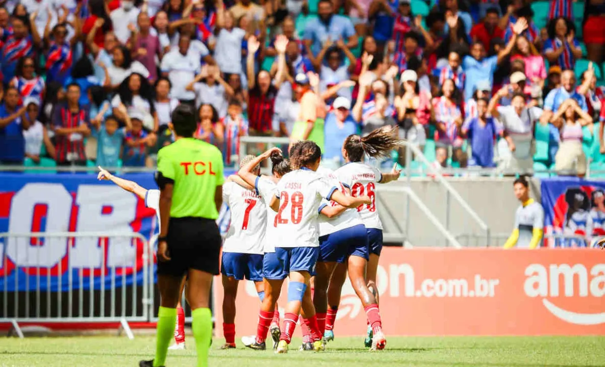 Jogadoras do Bahia em campo na Arena Fonte Nova
