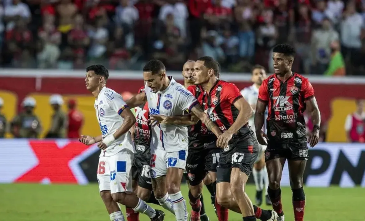 Jogadores de Bahia e Vitória durante clássico Ba-Vi