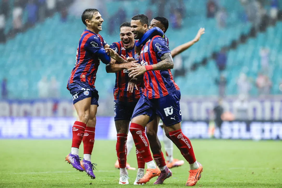 Jogadores do Bahia comemorando gol na Arena Fonte Nova