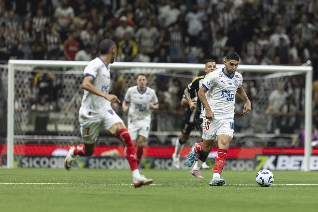 O meia Michel Araújo sofreu forte entrada em lance questionado pelo Bahia
