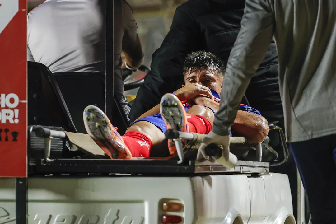 Mateo Sanabria deixa o gramado do Morumbis