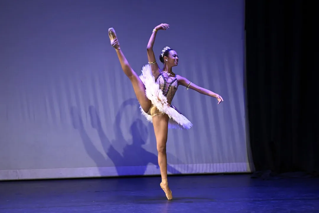 Gabriella Assis conquistou bolsa para complementar sua formação na Victoria Academy of Ballet, no Canadá.