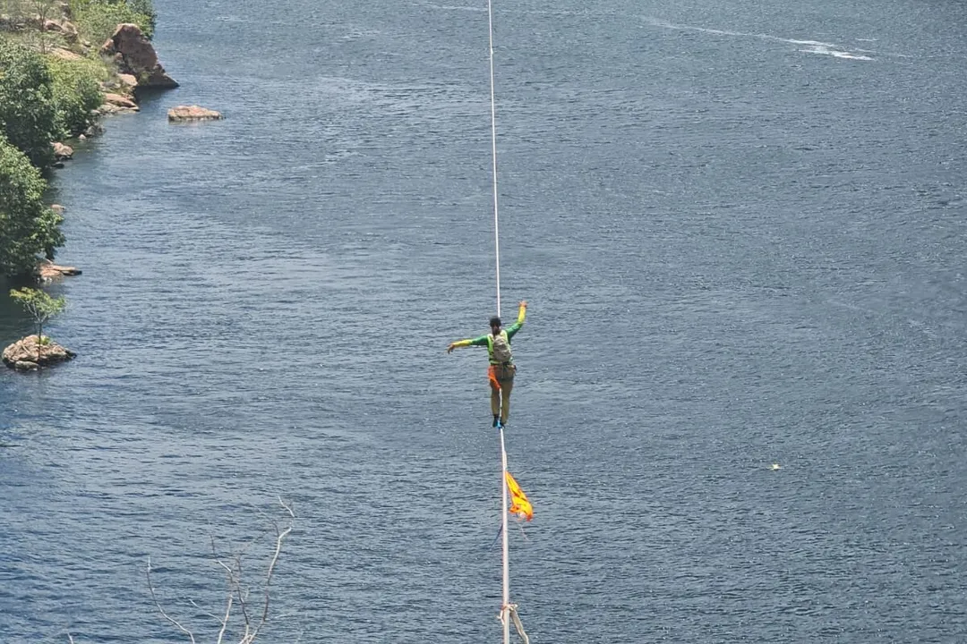 O baiano Matheus Vidal, conhecido como “Mago do Equilíbrio”, atravessou 859 metros sobre o Rio São Francisco e quebrou o recorde mundial de waterline, superando a marca italiana de 2017.