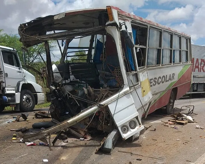 O ônibus ficou com a frente completamente destruída