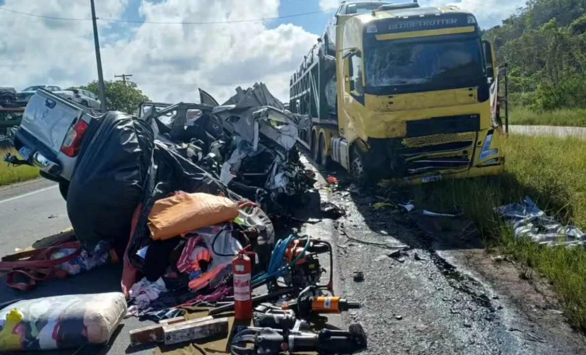 Colisão interrompeu fluxo de veículos no local