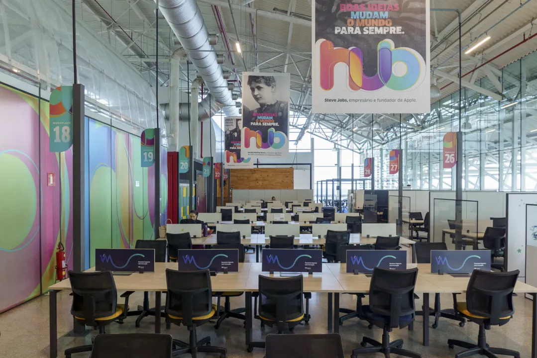 A programação inclui dois painéis centrais