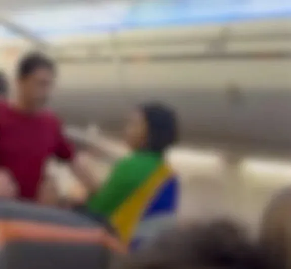 Imagem ilustrativa da imagem VÍDEO! Bolsonarista é expulsa de avião após dizer que não viaja com petistas