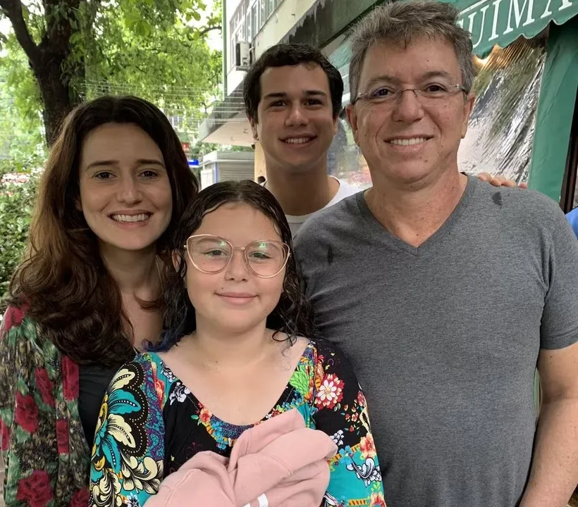 Boninho e seus três filhos, Marianna, Isabela e Pedro