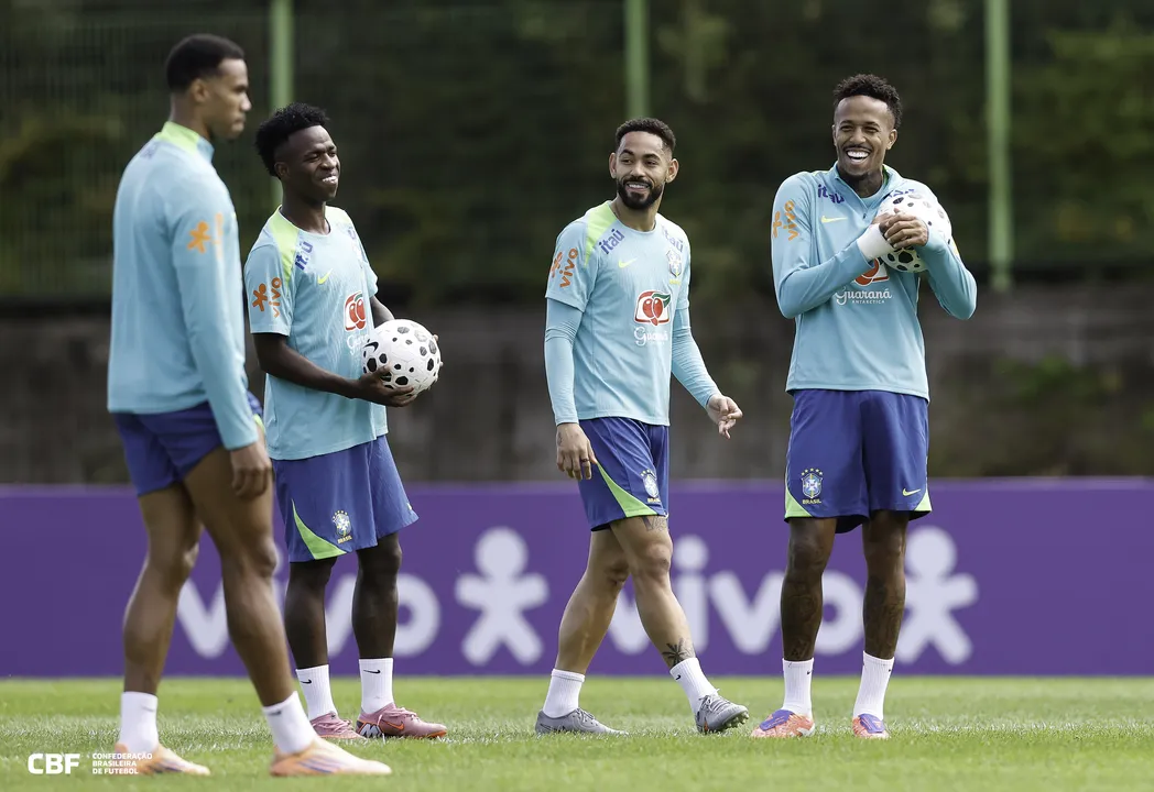 Jogadores da Seleção Brasileira em treino neste domingo, 12