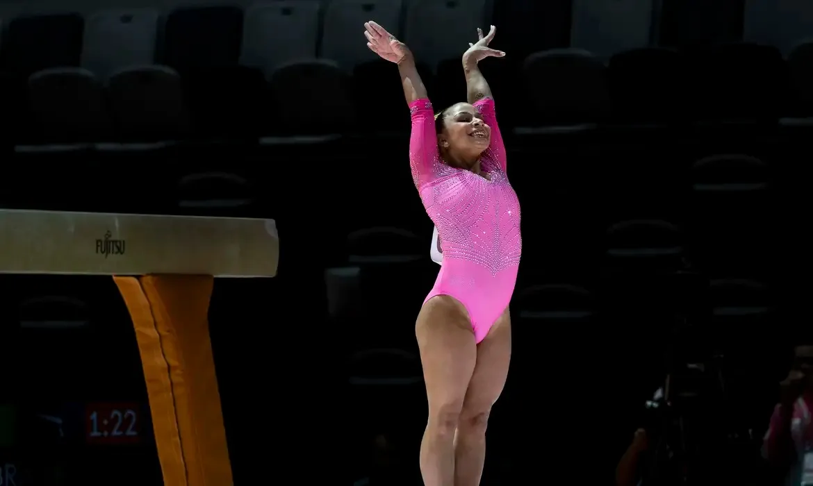 A ginasta Flávia Saraiva, última esperança do país, terminou na quarta colocação na final da trave